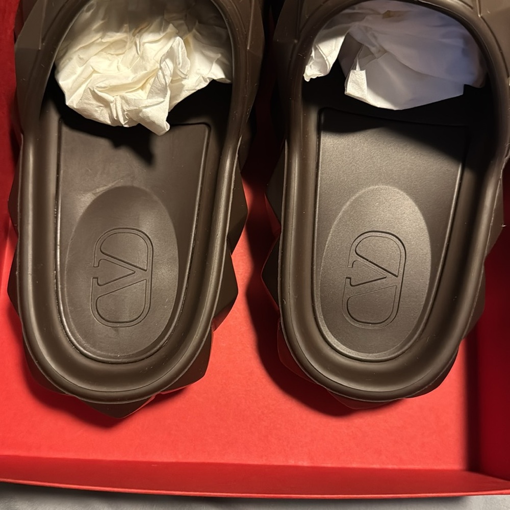 valentino garavani rubber slide
New never been worn
Brown
Size: 39 EU - Picture 11 of 12